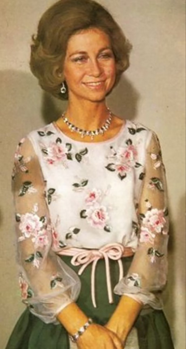 מלכת ספרד לובשת את השמלה ב-1977 (צילום: אינסטגרם letiziathequennerainne)