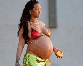 וכעת לשלב בגדי הים: ריהאנה מדגמנת הריון מתקדם בביקיני מדהים