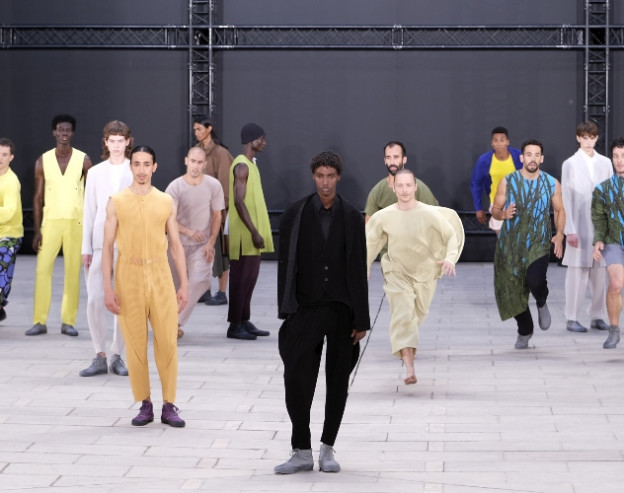 תצוגת אופנת הגברים של איסי מיאקי בשבוע האופנה האחרון בפריז (צילום: Getty Images)