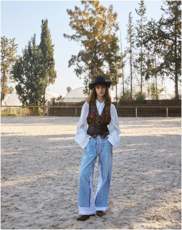 סטיילינג: דנה סנהדראי.  ג'ינס ומכופתרת לבנה- דניאל ויצמן, וסט וחגורה- לוני וינטג', כובע- טופטן, מגפיים- טימור בן נון (צילום: ליאור קסון) 