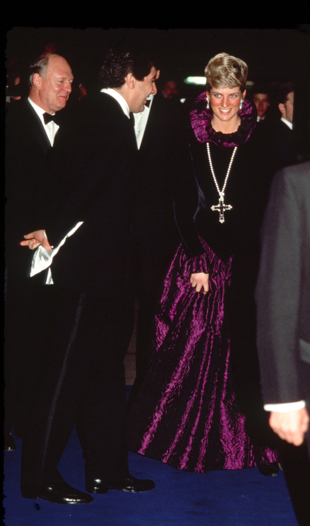 דיאנה עונדת את הצלב ב-1987 (צילום: Tim Graham/Photo Library via Getty Images)