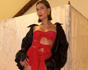 מתוקה וסקסית: היילי ביבר חגגה ולנטיינ'ס בשמלה קטנטנה