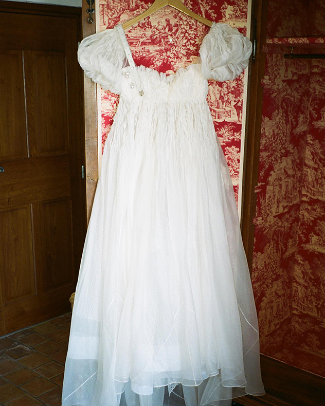 השמלה משגעת (צילום: Rasa J מתוך אינסטגרם, katcollings)