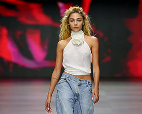 עם ג'ינס בגזרה נמוכה: מאיה קיי שמטה לסתות בשבוע האופנה