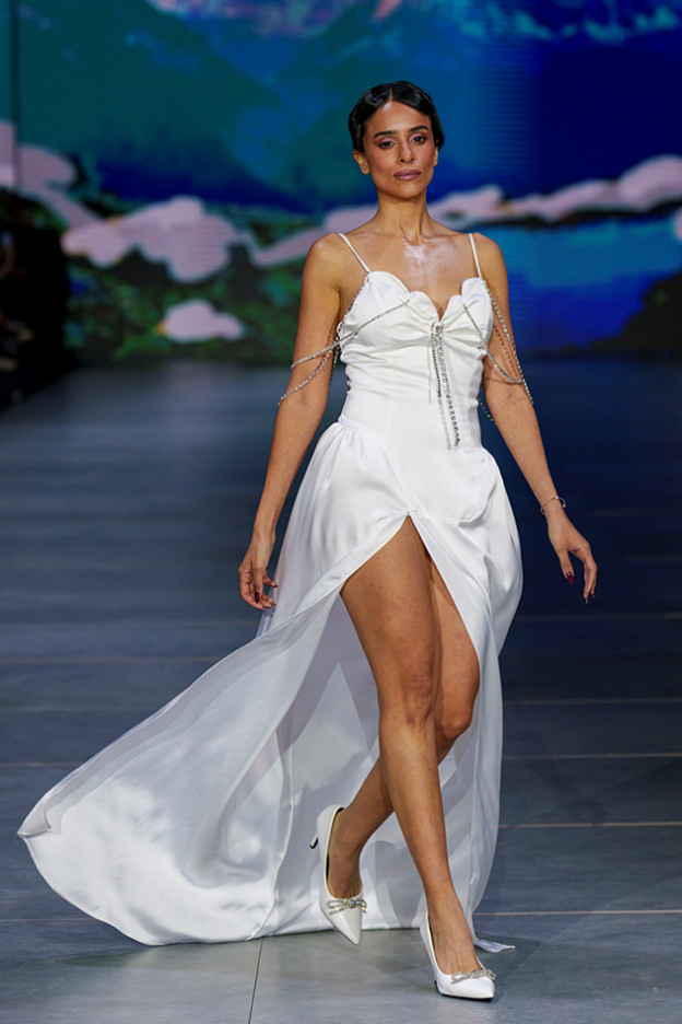 אורטל עמר צועדת בשמלת כלה של שחר אבנט (צילום: Haydon Perrior)