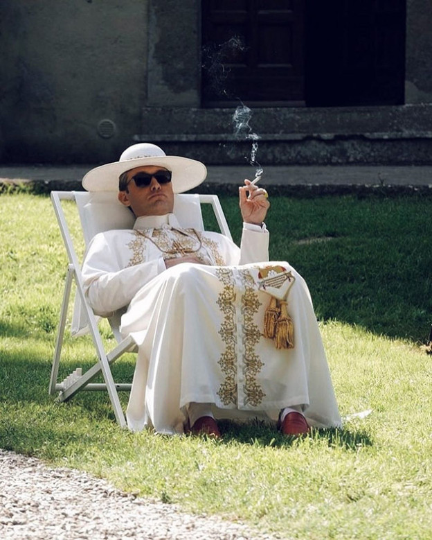 עוד אפיפיור שידע להתלבש. ג'וד לאו בסדרה "האפיפיור הצעיר" (צילום: מתוך הסדרה)