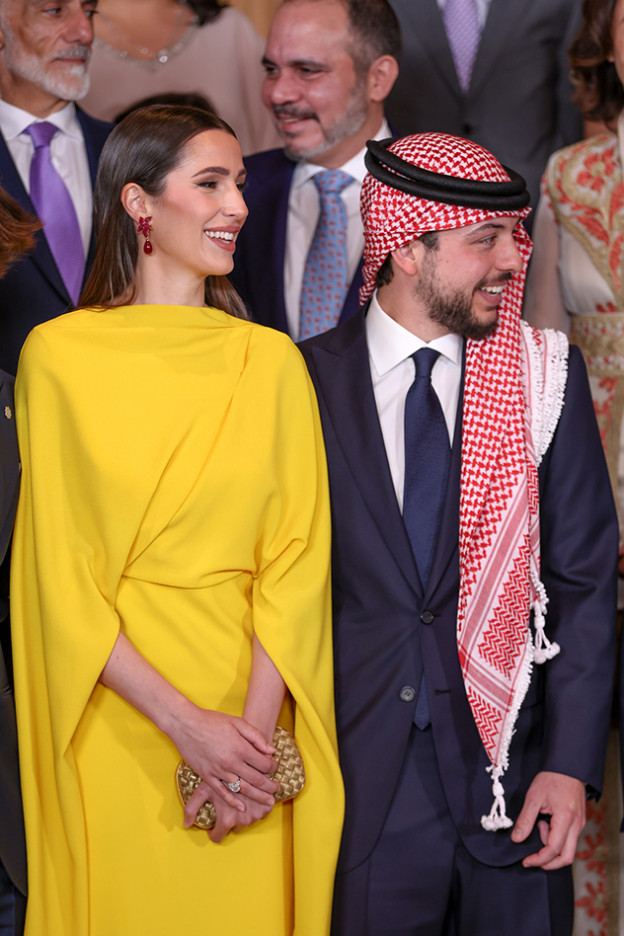 רג'ווה חאלד, ארוסתו של נסיך ירדן והתיק בצבע חום בהיר (צילום: גטי אימג'ס)