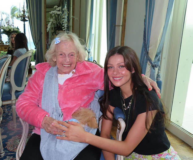 חמודה ניקולה והסבתא (צילום: Victoria Beckham אינסטגרם)