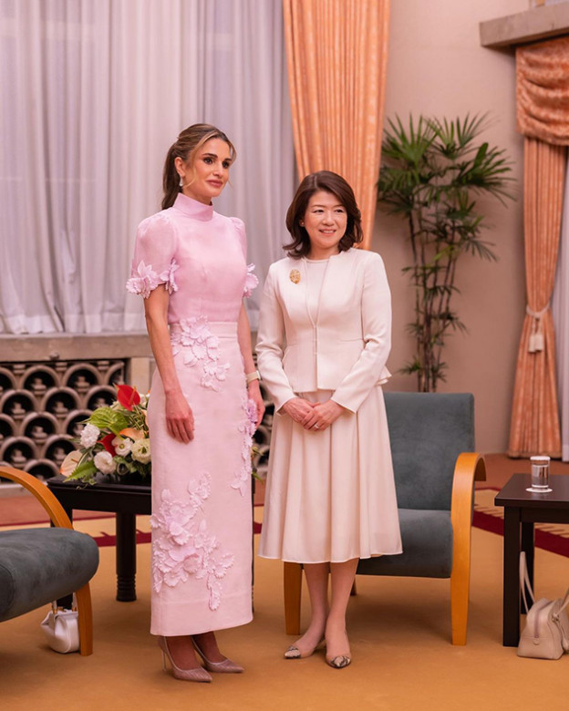 ראניה, מלכת ירדן, בביקור ביפן. עפנו על השמלה של צימרמן (צילום: Queen Rania Al Abdullah אינסטגרם)