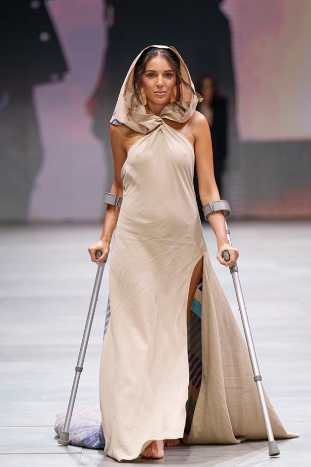 מעצבת האופנה שחף גרשון בשמלה בעיצובה בשבוע האופנה (צילום: haydon perrior)
