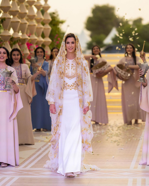 שיהיה במזל. מחכים לשמלת כלה (צילום: Queen Rania Al Abdullah אינסטגרם)