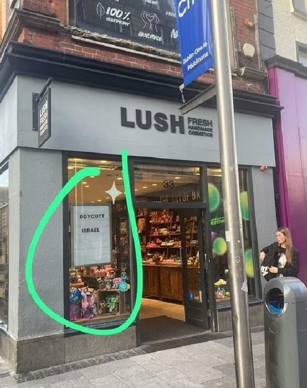 שלט שקורא לחרם על ישראל מחוץ לסניף LUSH בדבלין (צילום: טוויטר, benonwine)