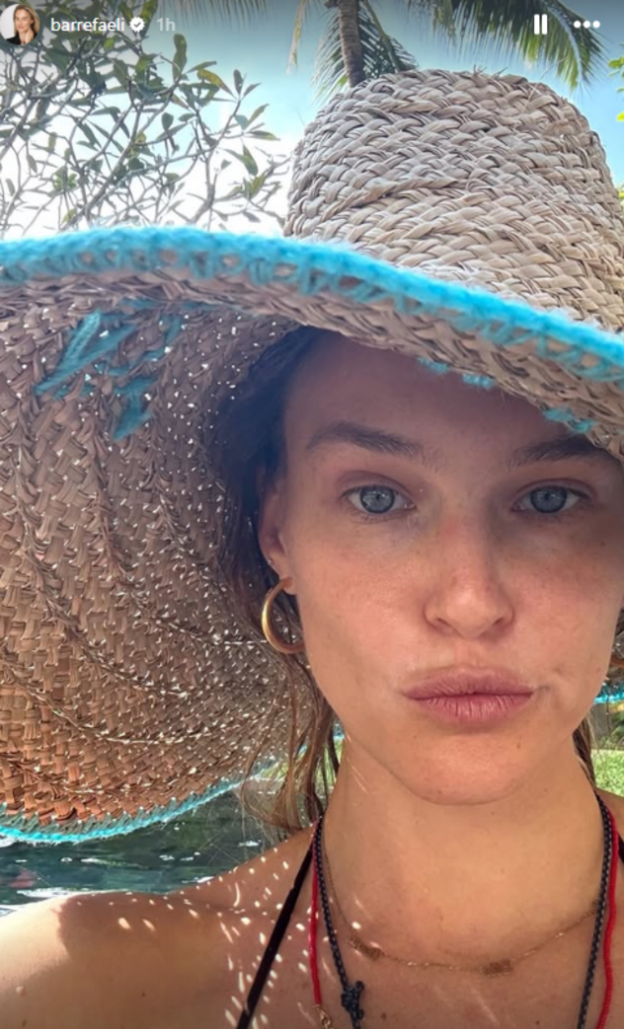 לא שכחה את האקססורי החשוב לעור הפנים (צילום: Bar Refaeli אינסטגרם)