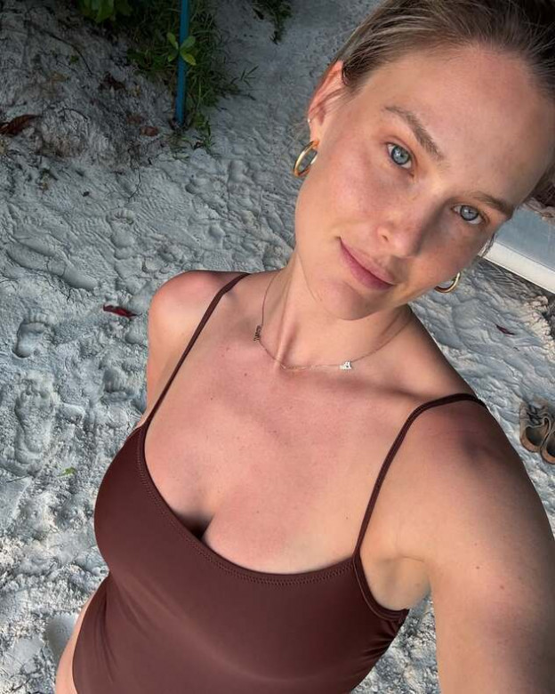 מפתח הכי מחמיא שיש עם כתפיות דקות אבל שמחזיקות הכל  (צילום: Bar Refaeli אינסטגרם)