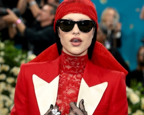 חדשות טובות להיילי ביבר: האינטרנט בחר את המתלבשת הכי מביכה של המט גאלה