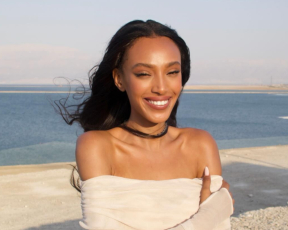 יצאה מהאולפן: אלמז מנגיסטו ויתרה על הבלייזר לטובת שמלה יפהפייה