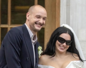 חתונת בראט: צ'ארלי XCX נישאה בשמלת כלה איקונית (ומשקפי שמש)