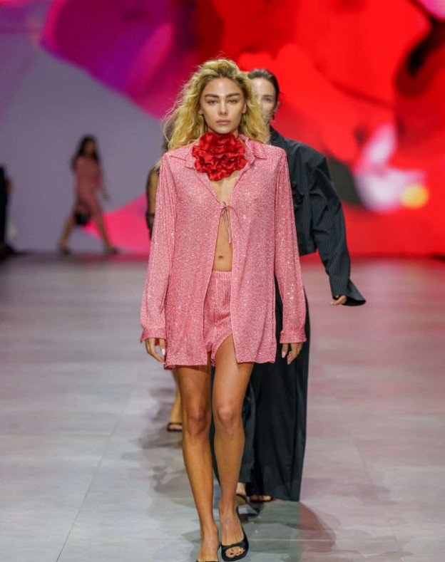 מאיה קיי לעידן לרוס בשבוע האופנה 2023 (צילום: haydonperrior)