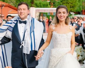 בשמלת כלה ובגד ים של שאנל: עורכת האופנה התחתנה בחתונה כשרה