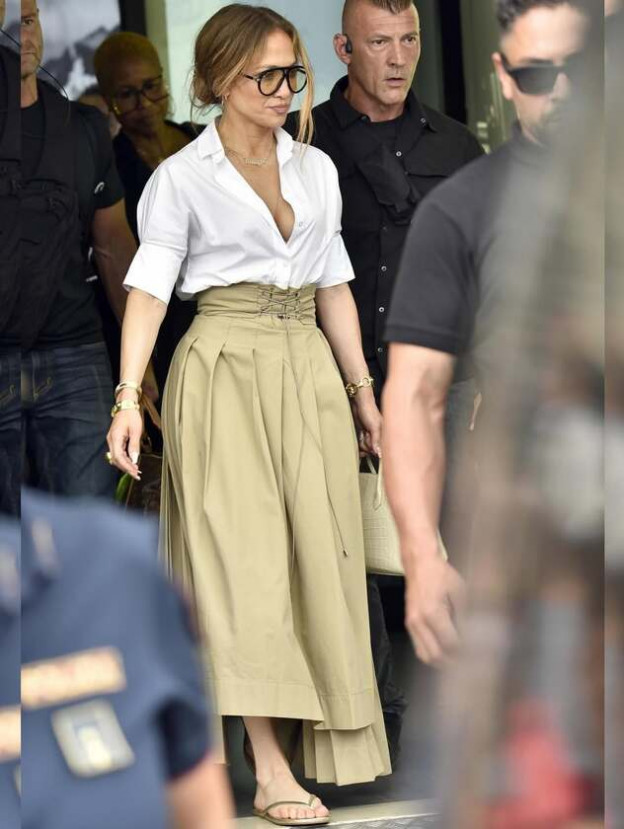 לוק מחויט וכפכפים. כמה הורסת את יכולה להיות (צילום: Just Jared אינסטגרם)