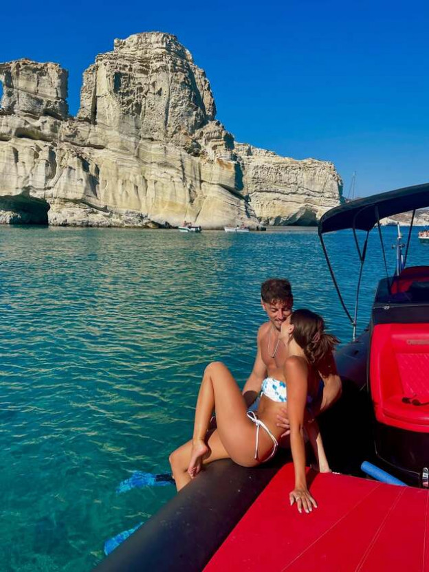 יותר על הקרקע, בפחות באוויר ובים (צילום: KIM OR AZULAY ZIV אינסטגרם)