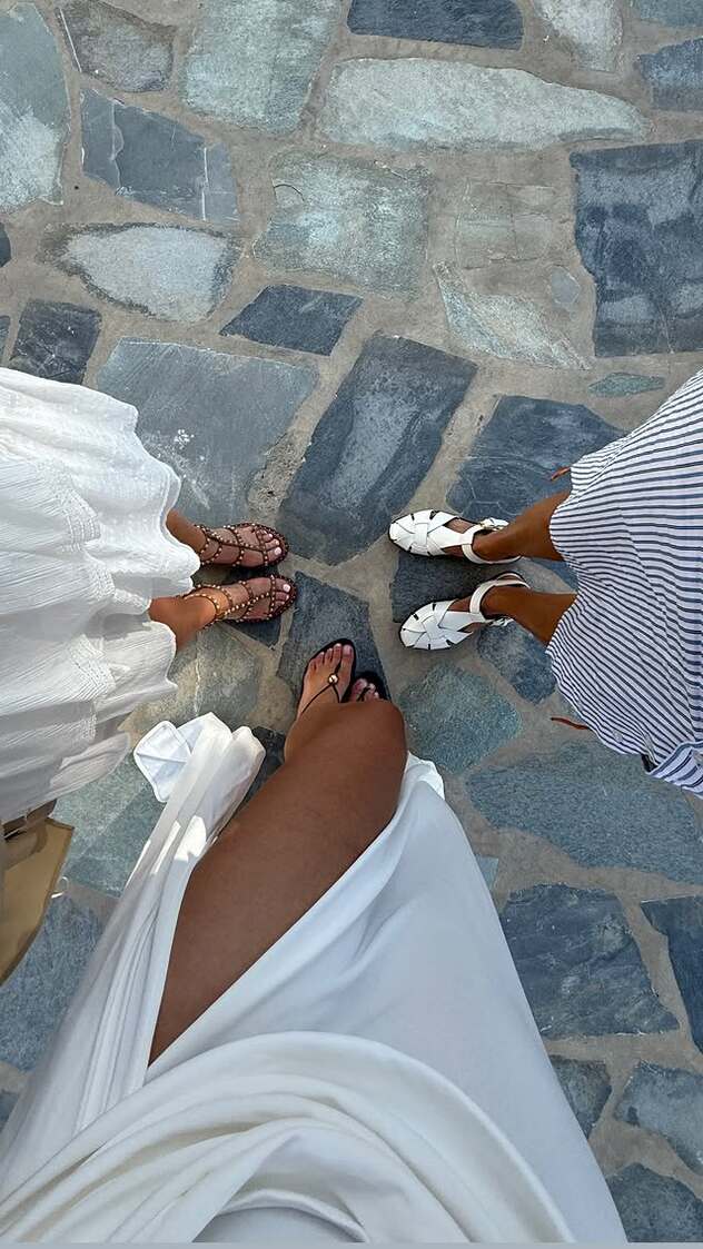 עם הסנדלים של זארה (צילום: אינסטגרם, yaelshelbia)