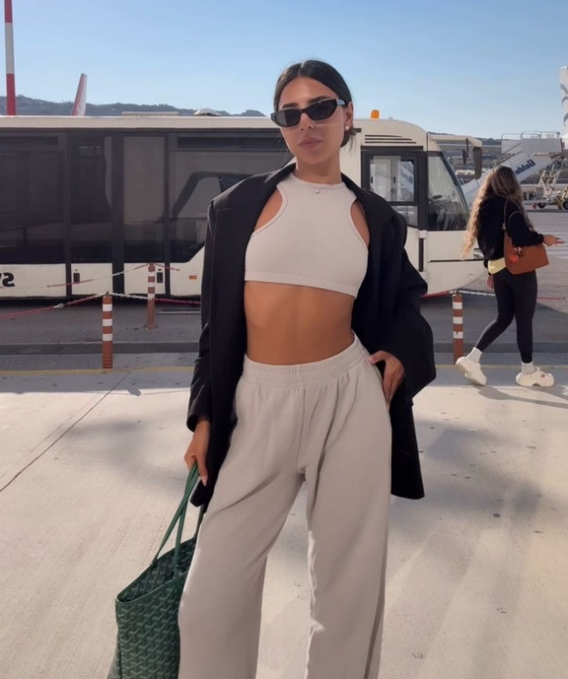 וכמובן - לוק טיסה. גם אם היא רק שעה (צילום: Aline Cohen אינסטגרם)