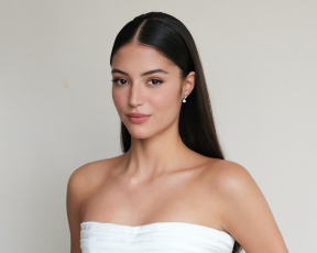 מינימליסטית ויפה: אבישג סמברג בחרה את שמלת הכלה הכי נכונה לה