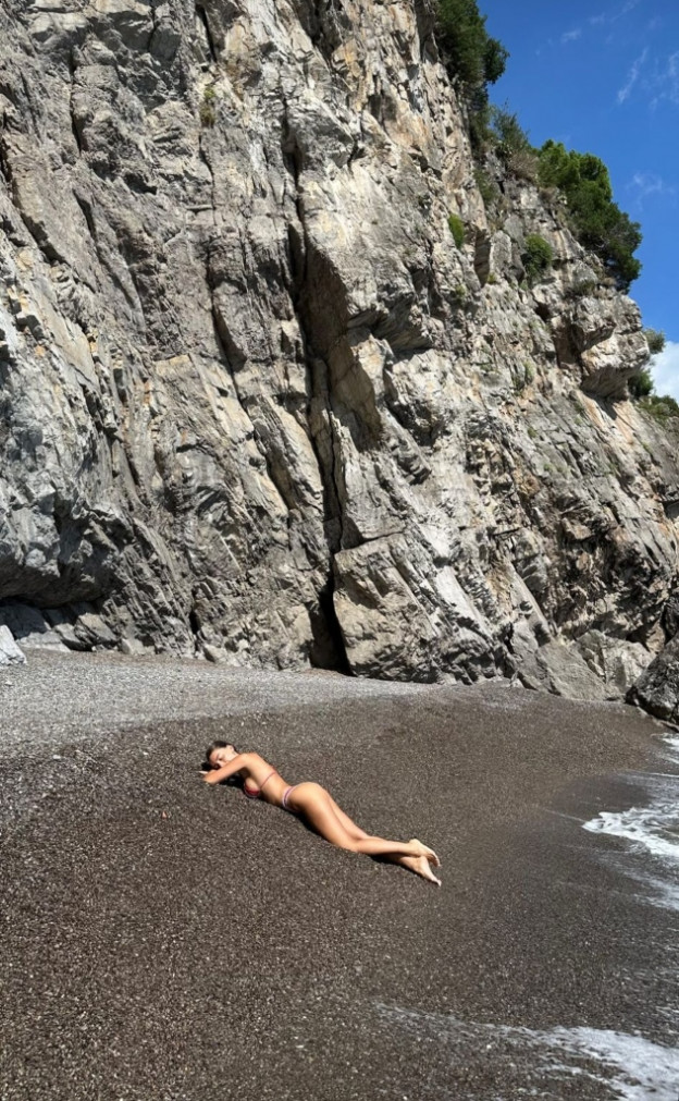 יש מצב שהיא נרדמת ככה? (צילום: dianschwartz אינסטגרם)