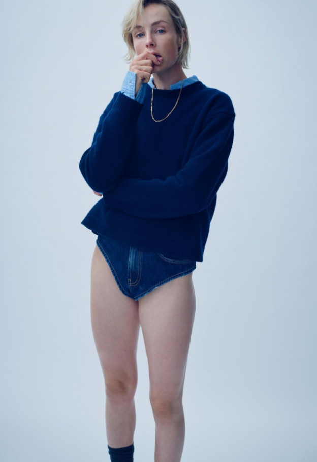 לא נראה שהיא עפה על זה (צילום: zara.com)