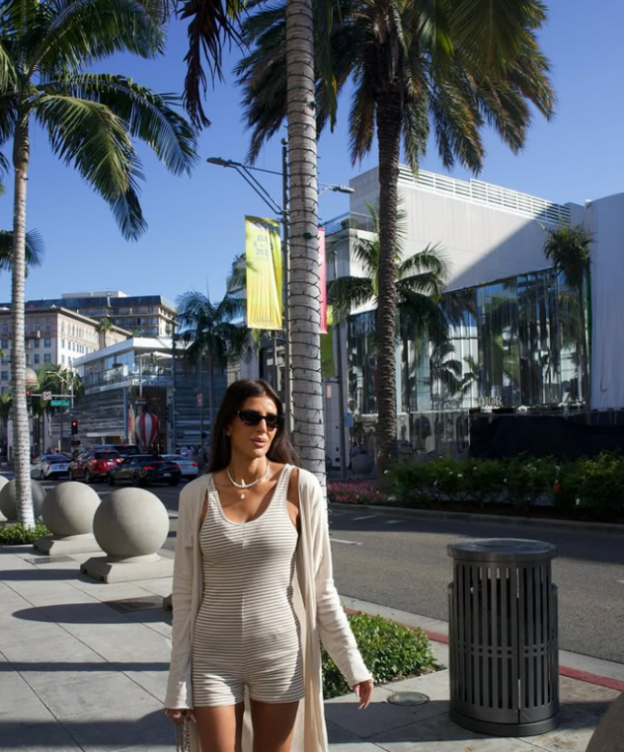 וגם אוברול נח להסתובב איתו ברחבי העיר  (צילום: einavbooblil_benisti אינסטגרם)