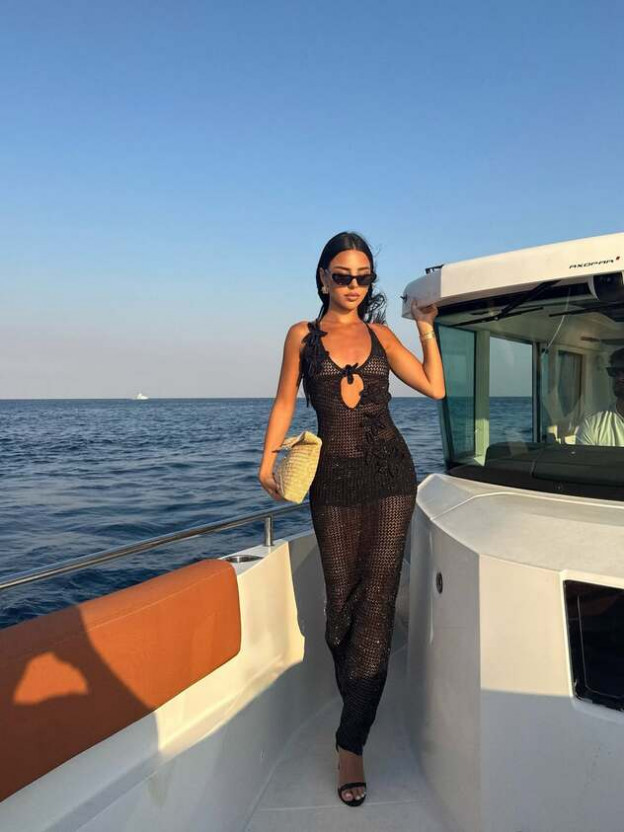 שמלת חוף שלגמרי מתאימה ללוק ערב בחופשה שכזו (צילום: Aline Cohen אינסטגרם)