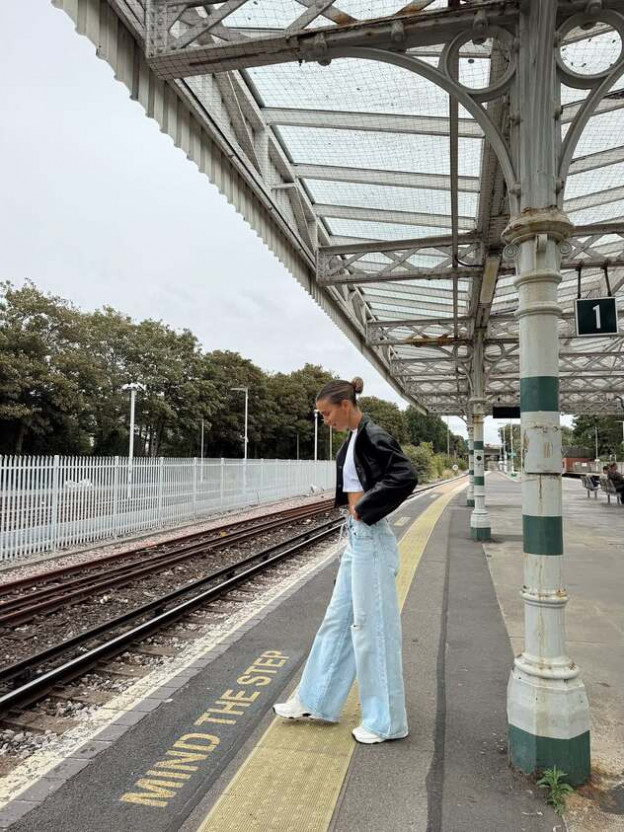 ככה בול עם סניקרס וטי לבנה (צילום: shunithemed אינסטגרם)