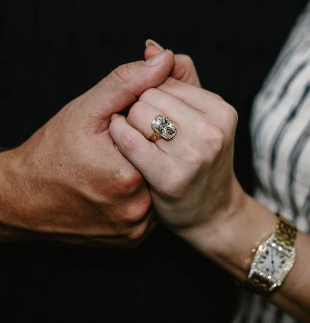 טבעת שגורמת לקרטייה להחוויר (צילום: אינסטגרם, taylorswift)