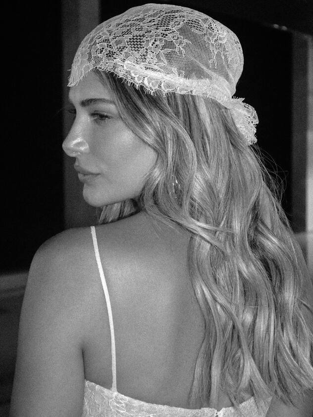 האיפור עדין והשיער במראה טבעי (צילום: אינסטגרם, miranbuzaglo)