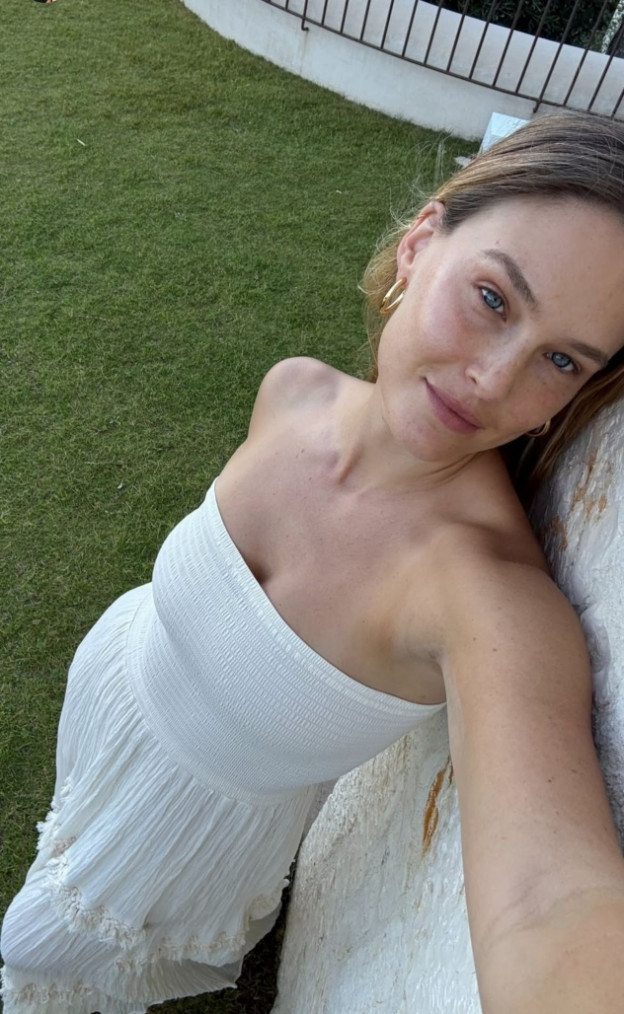 שני ערבי חג, שתי שמלות לבנות (צילום: Bar Refaeli אינסטגרם)