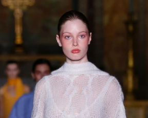 מכוסה בג'וקים: בתו של אילון מאסק כובשת את המסלול בשבוע האופנה