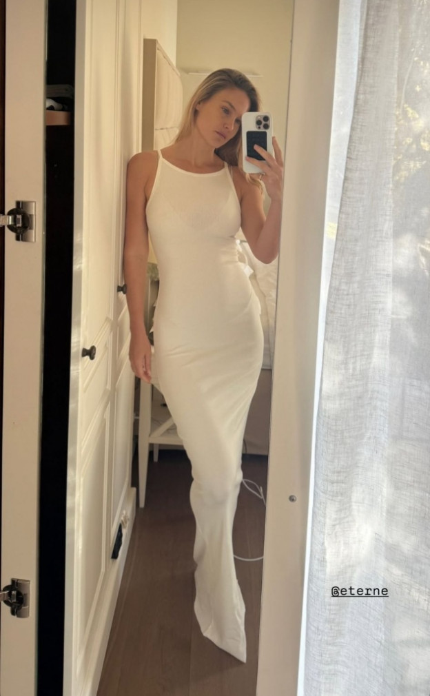 הייתה כמובן גם שמלה לבנה. בכל זאת חג (צילום: Bar Refaeli אינסטגרם)