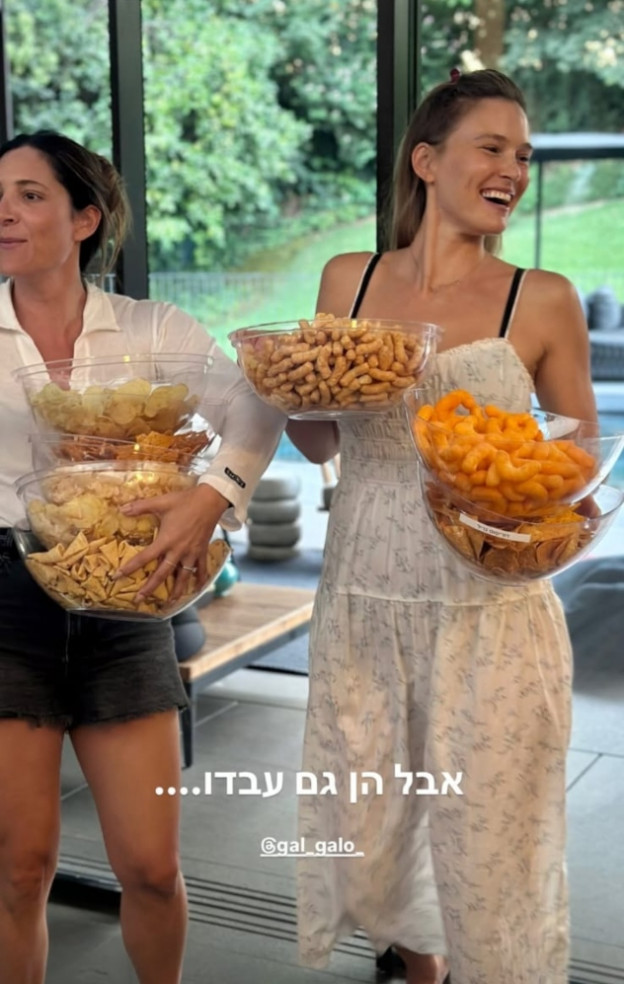 או שזו הייתה הראשונה ואז התלכלכה. אין לדעת אבל מישהי מהן הוחלפה במהלך האירוע (צילום: אינסטגרם Bar Refaeli)