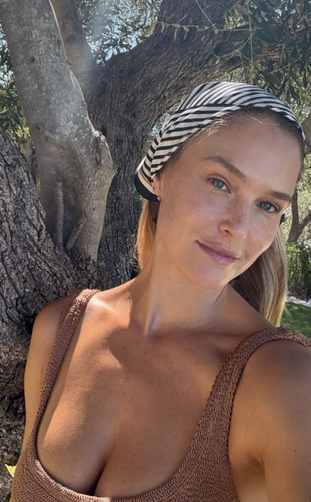 זה התחיל בבגד ים מוקה של קסטרו (צילום: Bar Refaeli אינסטגרם)