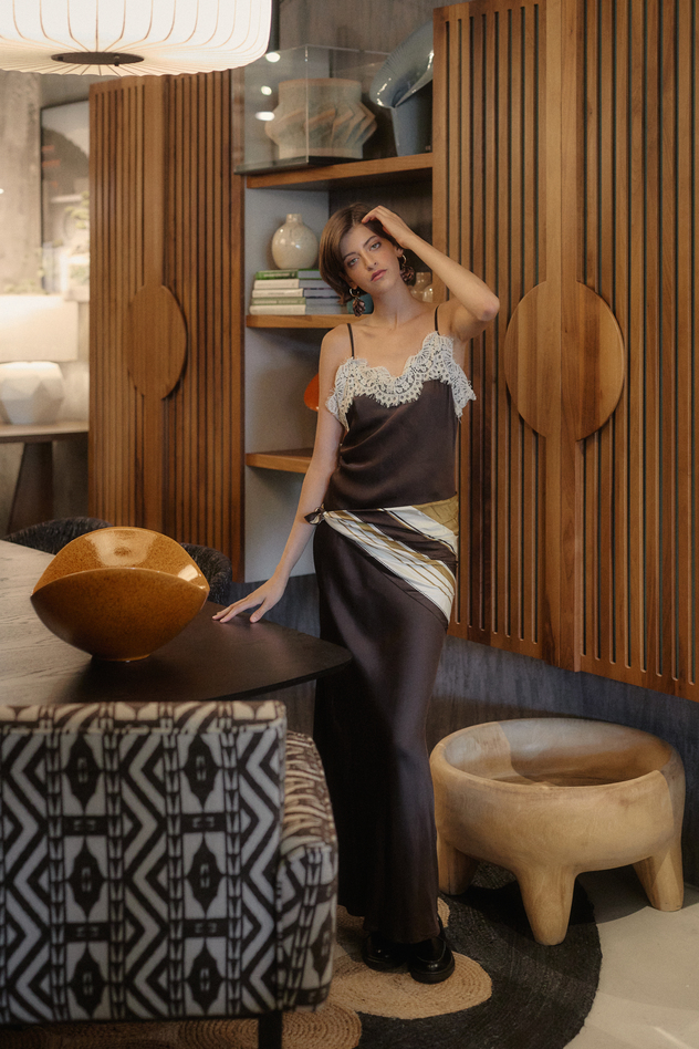 סטיילינג: הדר כהן ואורטל עסיס. שמלה: Orangie, נעליים: Shoez, מטפחת: זארה, עגילים: ריזרבד (צילום: לימור צל גוזלן) 