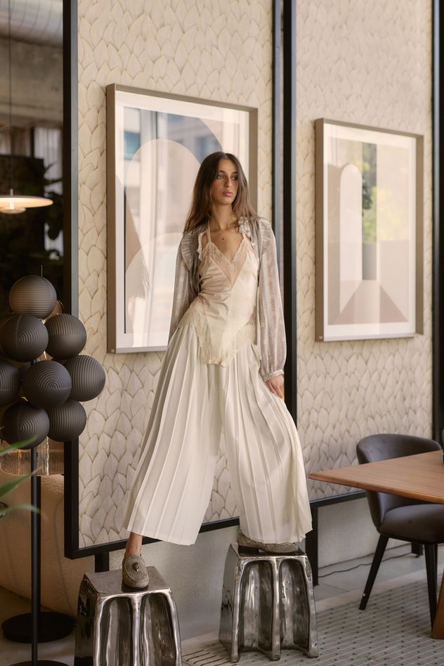 סטיילינג: אורלי לביא. בגד גוף: בבושקה וינטג', מכופתרת: Bash, מכנסי פליסה: בוטיק ליד קפה שבי ציון, נעליים: קורט גייגר (צילום: לימור צל גוזלן)