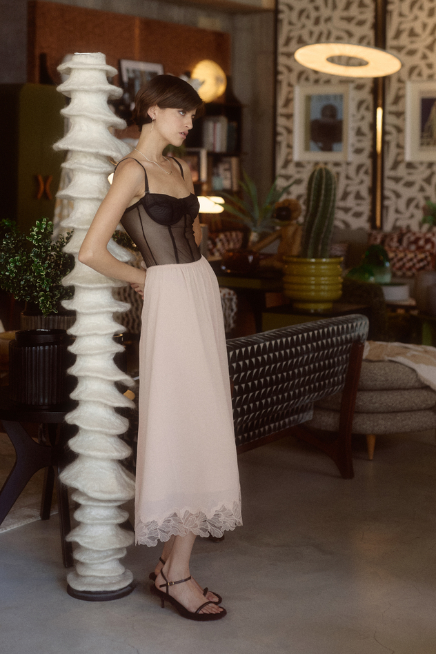 סטיילינג: נועם גריידי. שרשרת ועגילים: Ruby Star, בגד גוף: Verde Boutique אורנה שאול, חצאית: H&M , נעליים: זארה (צילום: לימור צל גוזלן)