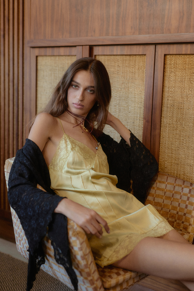 סטיילינג: אופיר אלמוג. שמלה: Verde Boutique אורנה שאול, תכשיטים: MomoSara, עליונית: Noyalee (צילום: לימור צל גוזלן)