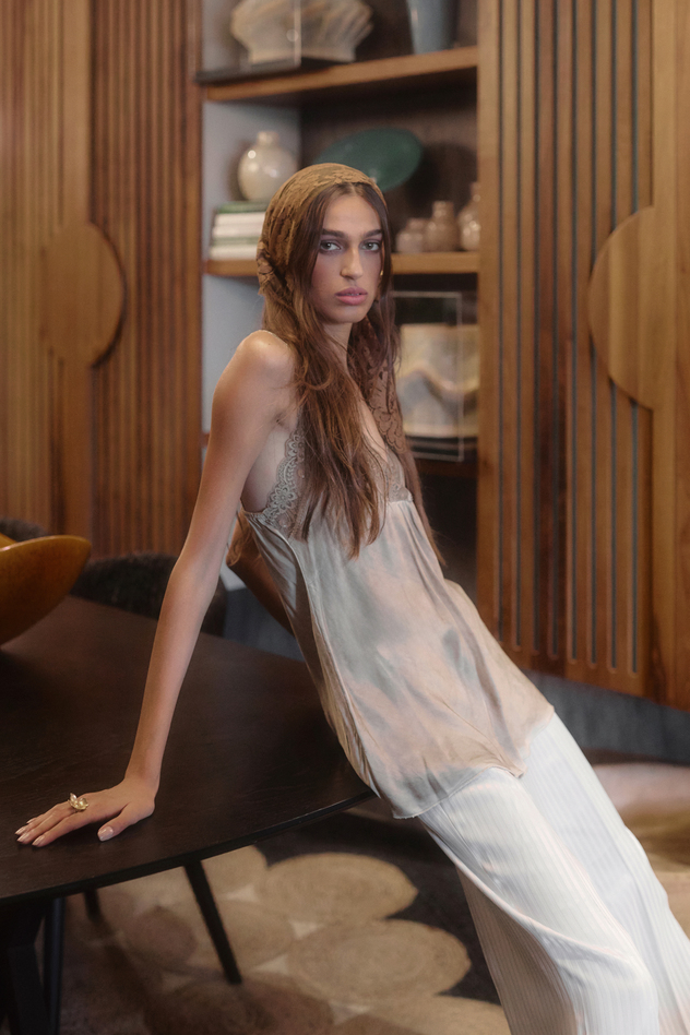 סטיילינג: אוריה כהן. גופייה: מירי'ס, מכנסיים: יעלא בוטיק,  נעליים: Vas & Craft, אקססוריז: Lady morgana fairy chic (צילום: לימור צל גוזלן)