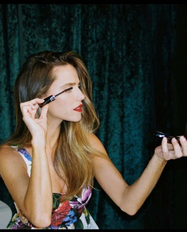 אבל באמת שבכל רשת אופנה יש את השמלות האלה עכשיו (צילום: Rotem Sela אינסטגרם)