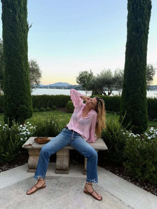 והלוק הפייבוריט שלנו - חולצת בוהו גם של קסטרו עם ג'ינס וסנדלים (צילום: Bar Refaeli אינסטגרם)