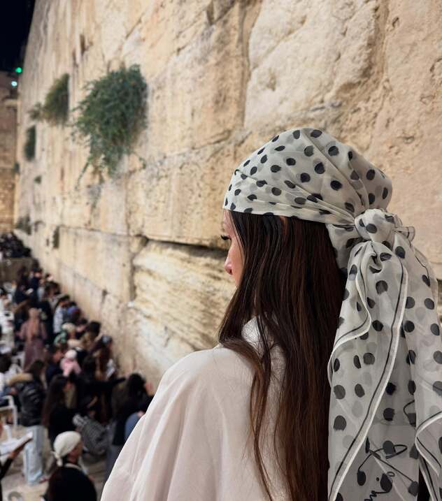 כמובן שאי אפשר בלי קפיצה לכותל (צילום: אינסטגרם, leaschenirer)