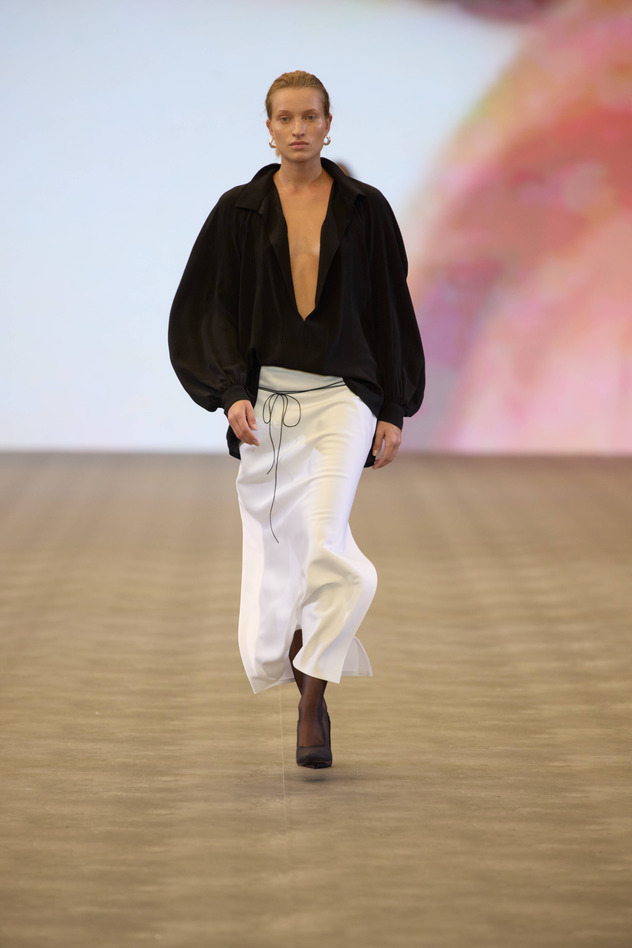 בגדי ערב לצד לבוש יומיומי (צילום: עמרי רוזנגרט)