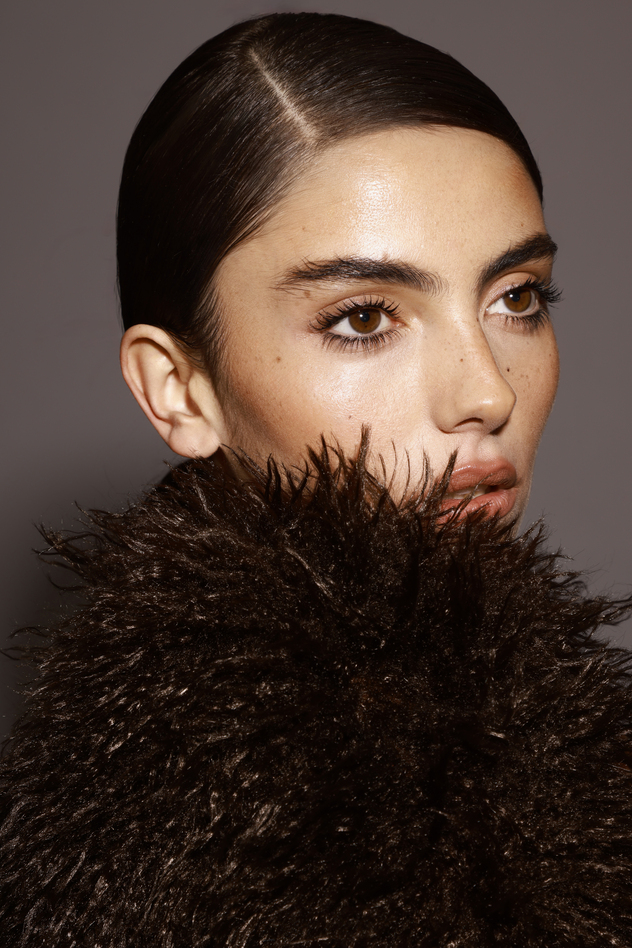 מעיל וחצאית: Bimba y Lola | מגפיים: זארה (צילום: טל עבודי)